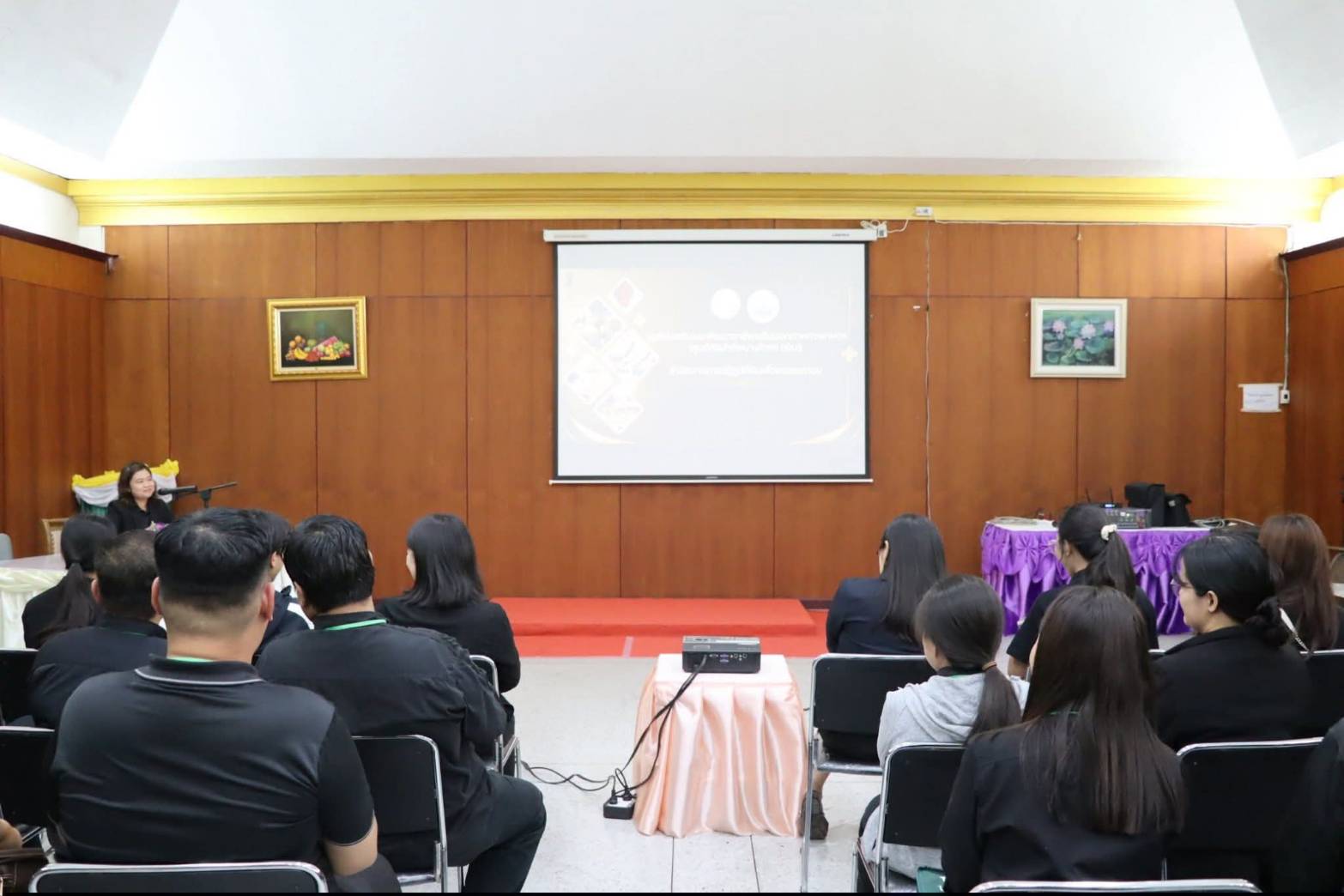 title - ผู้อำนวยการกลุ่มฝึกอบรมและการพัฒนาผลิตภัณฑ์ (ศพส.) ได้รับเชิญเป็นผู้บรรยายพิเศษ  ให้แก่ ข้าราชการใหม่ รุ่นที่ 10 หลักสูตร ต้นกล้าข้าราชการ ประจำปีงบประมาณ พ.ศ. 2569 ณ ห้องประชุมอาคาร 100 ปี ศูนย์ส่งเสริมและพัฒนาอาชีพเสริมนอกภาคการเกษตร